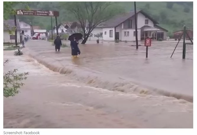 Poplave u Krajini: Una se izlila iz korita, zatvorene brojne ulice (VIDEO)