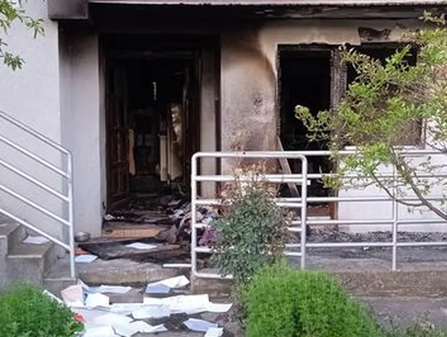U tragičnom požaru u naselju Ulice gdje je jedno lice smrtno stradalo, a dva povrijeđena, povrede zadobio i vatrogasac prilikom spašavanja (FOTO)