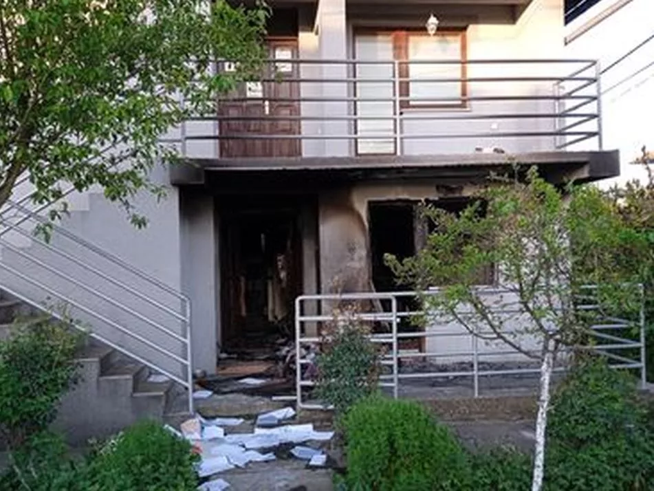 U tragičnom požaru u naselju Ulice gdje je jedno lice smrtno stradalo, a dva povrijeđena, povrede zadobio i vatrogasac prilikom spašavanja (FOTO)