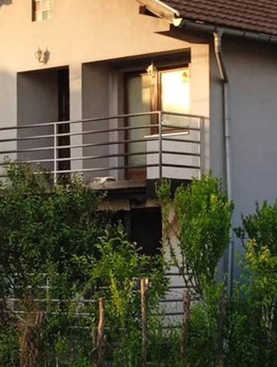 U tragičnom požaru u naselju Ulice gdje je jedno lice smrtno stradalo, a dva povrijeđena, povrede zadobio i vatrogasac prilikom spašavanja (FOTO)