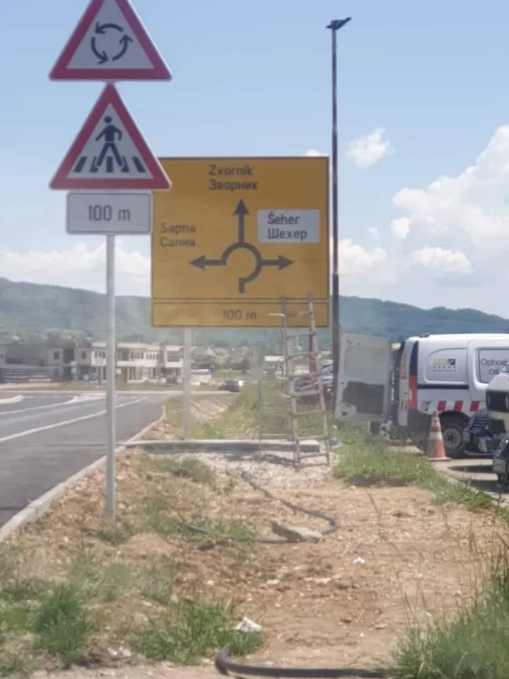 Na kružnom toku kod Kalesije postavljen putokaz za naselje Šeher, umjesto ranijeg za tržni centar (FOTO)