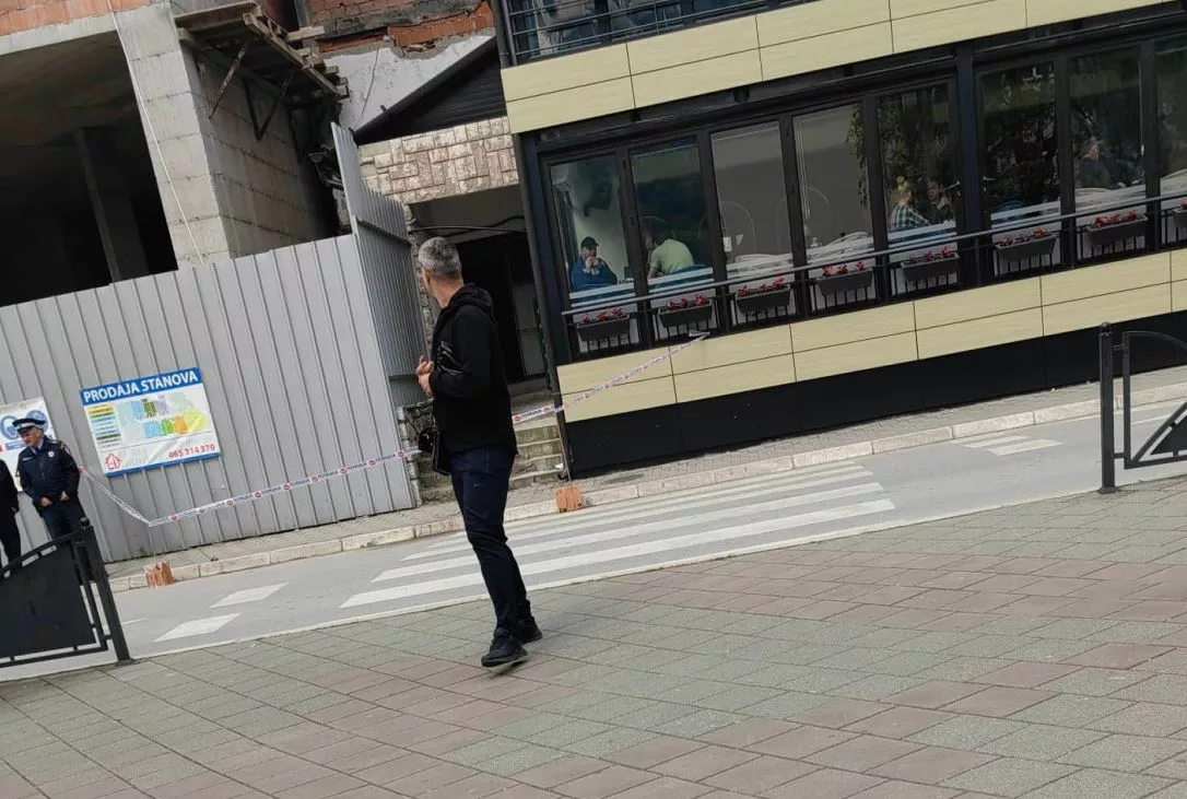 Povrede glave zadobio prolaznik kroz centar Zvornika nakon što mu je na glavu pao alat sa gradilišta (FOTO)