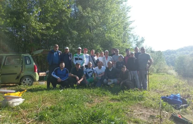 U Polomu kod Bratunca održano pojedinačno takmičenje u lovu ribe udicom na plovak pod nazivom „Đurđevdanski kup 2023” (FOTO)
