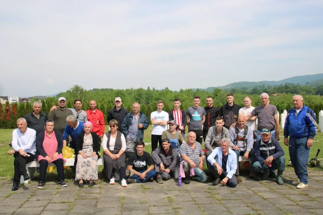 Akcija čišćenja i košenja memorijalnog centra ubijenim Bošnjacima Zvornika (FOTO)