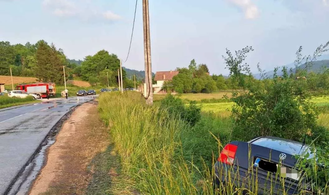 Slijetanje sa magistralnog puta Zvornik-Bratunac, intervenisali vatrogasci (FOTO)