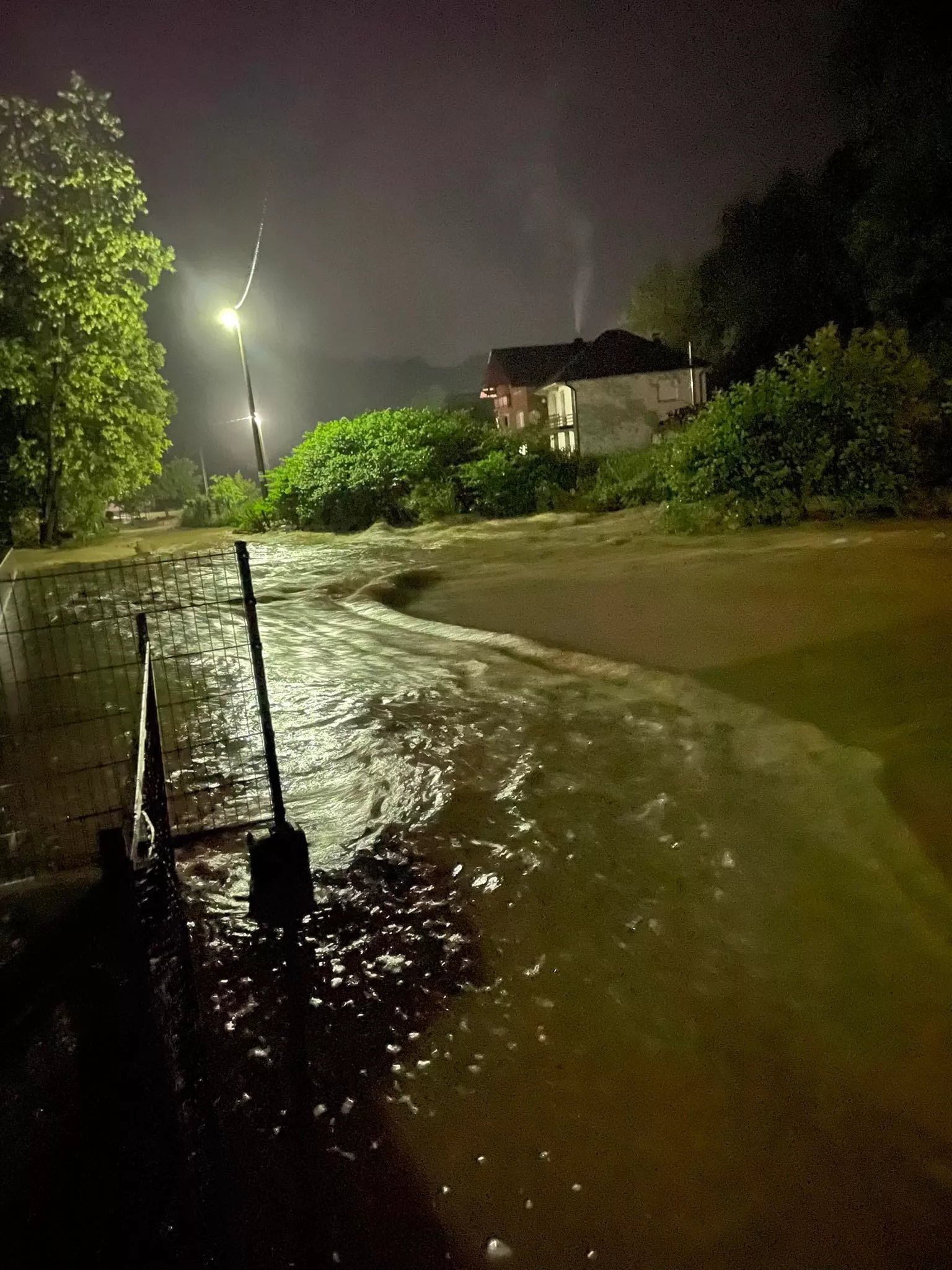 Olujno nevrijeme i vodene bujice prethodne noći poplavile 20 stambenih objekata u naseljima Cer, Čelopek, Tršić, Ulice i Branjevo (FOTO)