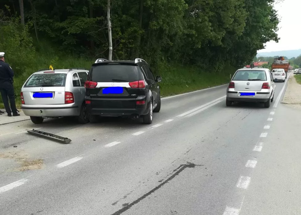 Dvije saobraćajne nezgode za sat vremena kod Kozluka, povrijeđena ženska osoba iz Bijeljine (FOTO)