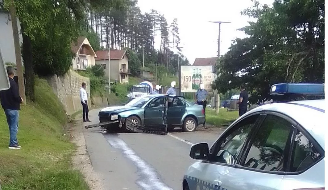 Najmanje jedna osoba povrijeđena u saobraćajnoj nezgodi na magistralnom putu Konjević Polje-Bratunac (FOTO)
