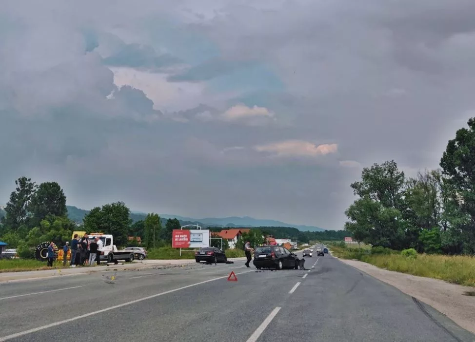 Novi sudar na “Pisti” između Kalesije i Živinice, jedna osoba zadobila teške povrede (FOTO+VIDEO)