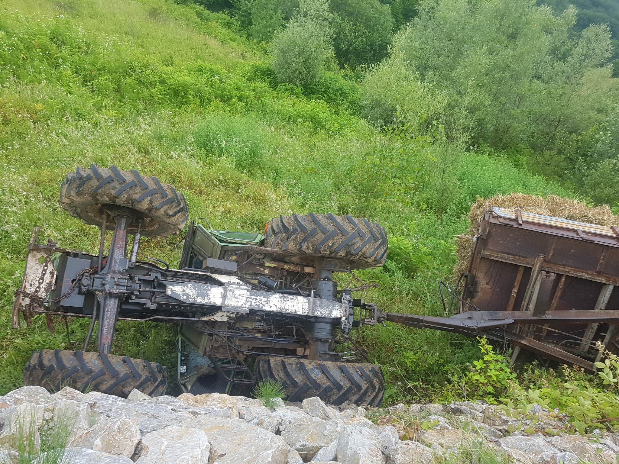 Traktor pun sijena prevrenuo se u Križevićima kod Zvornika (FOTO)