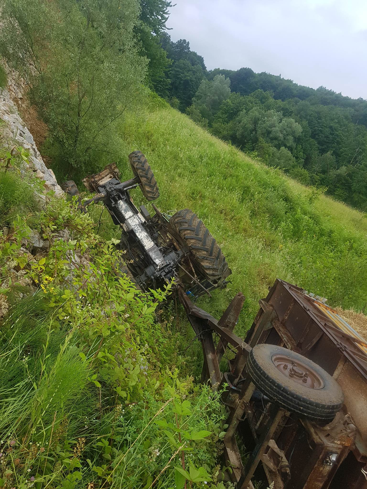 Traktor pun sijena prevrenuo se u Križevićima kod Zvornika (FOTO)