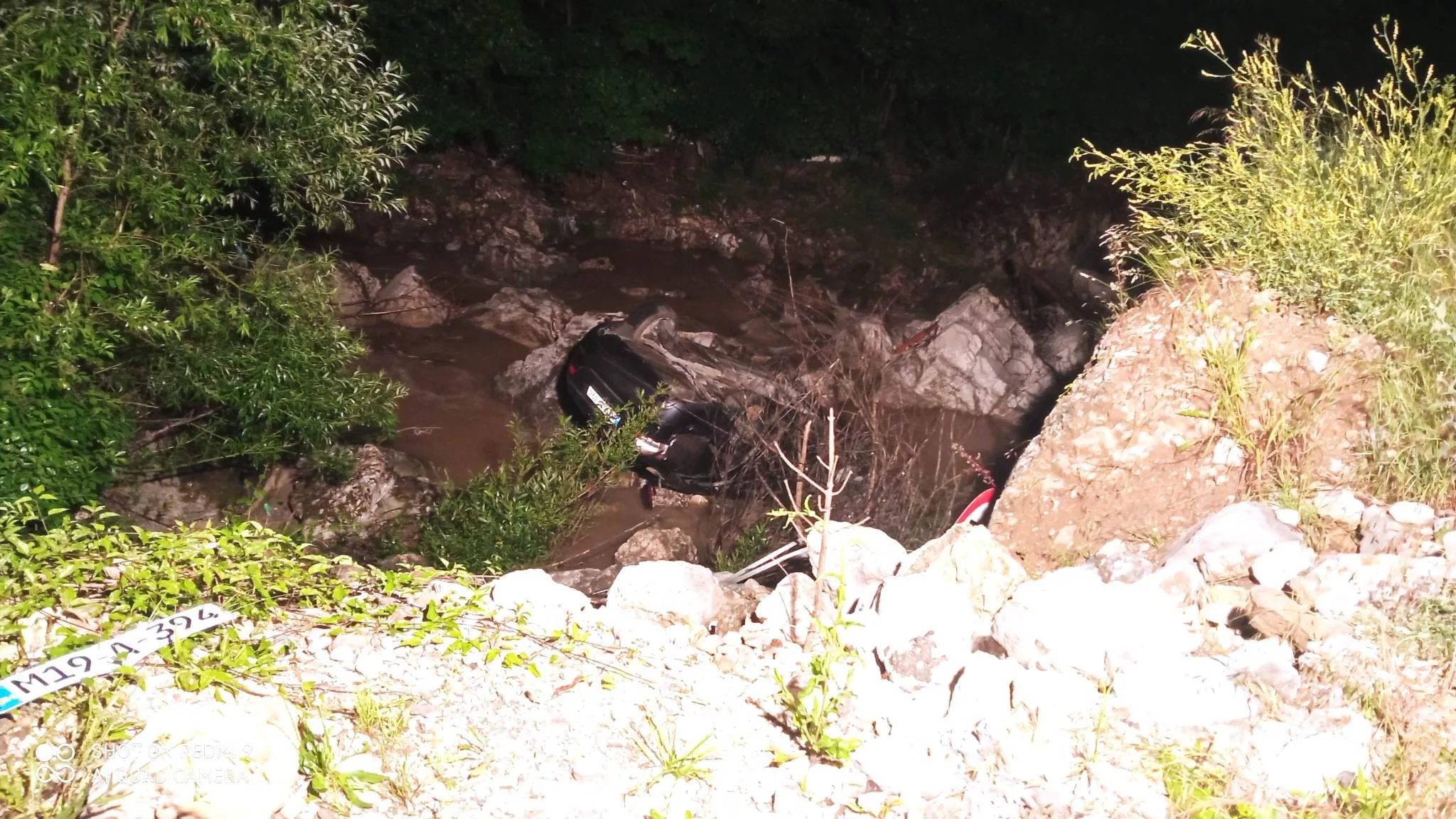 Saobraćajna nesreća kod Srebrenika, vozilo sletilo u korito rijeke (FOTO)