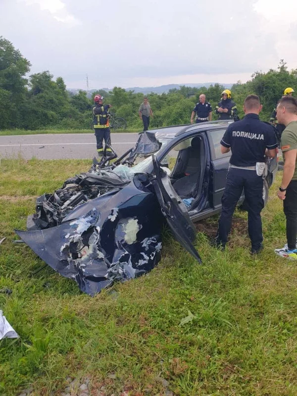 Jedno lice smrtno stradalo na pružnom prelazu kod Loznice nakon što je voz udario putničko vozilo (FOTO)