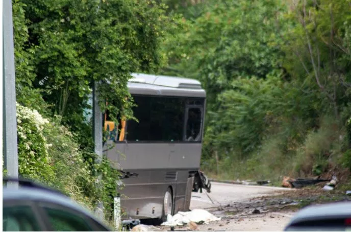 Autobus udario u brdo kod Trebinja, dvoje mrtvih i još devet teže povrijeđenih (FOTO)