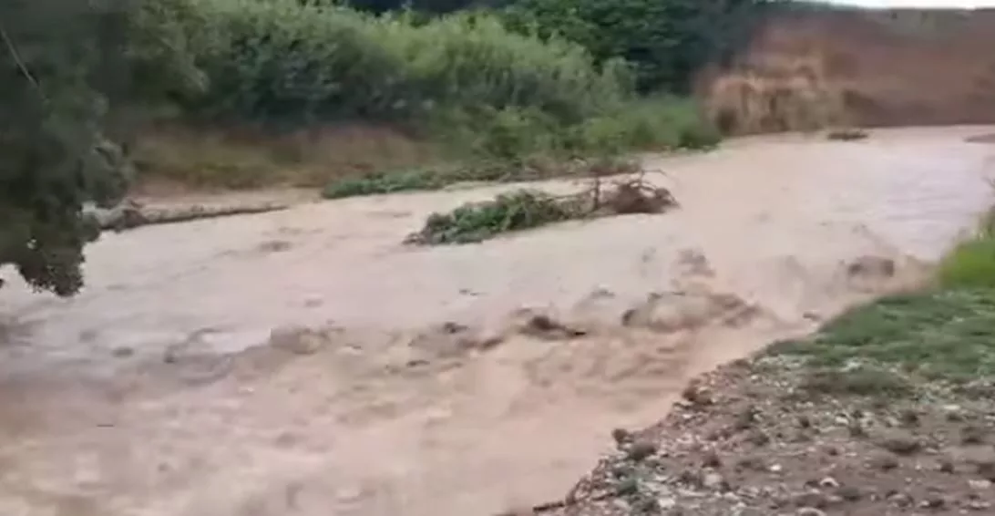 Voda se izlila na put Milići-Zeleni Jadar, danas prekidi u saobraćaju na magistralnom putu Zvornik-Bijeljina