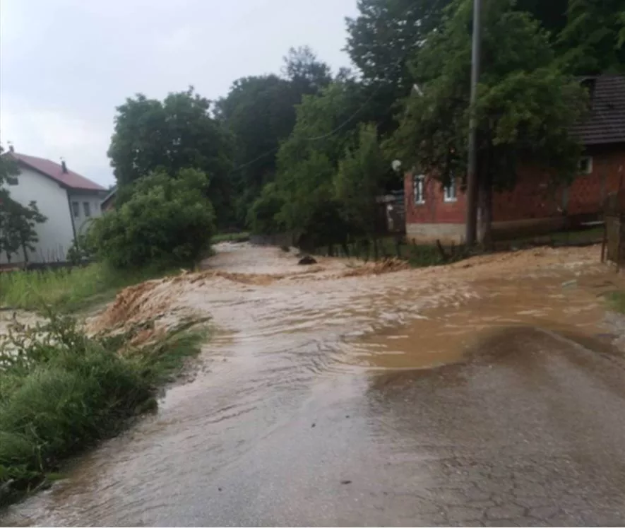 Regionalni put Sapna-Kalesija prohodan jednom trakom, voda prodrla u najmanje 15 kuća na području Sapne i Kalesije