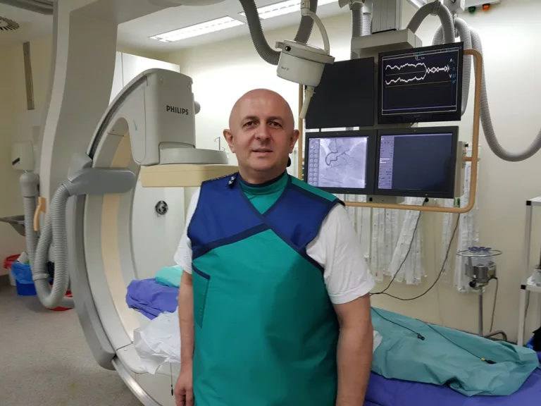 Posljedice zagađenja zraka po zdravlje stanovnika BiH su porazni, kazao je za “Avaz” ekspert u oblasti interventne kardiologije, dijagnostike i tretmana koronarne bolesti srca Elmir Jahić, profesor na Medicinskom fakultetu u Tuzli i direktor Medicinskog instituta „Bayer“. Prema procjenama Svjetske zdravstvene organizacije, između osam i devet miliona ljudi u svijetu godišnje umre od posljedica zagađenog zraka. - Među njima je čak gotovo 600.000 djece do pet godina. BiH je, nažalost, na prvom mjestu u Evropi po broju smrtnih slučajeva u odnosu na broj stanovnika, a druga u svijetu, iza Sjeverne Koreje – kaže prof. dr. Jahić. Podsjeća da zagađeni zrak najviše utječe na respiratorni i kardiovaskularni sistem, pa su respiratorne infekcije i karcinom pluća, ali i srčani i moždani udari, te razvoj svih oblika koronarne bolesti, veoma česti. - Posebno je značajno pogoršanje hroničnih oboljenja, srčanih i respiratornih, gdje dolazi do pogoršanja stanja i dovodi do razvoja novih oboljenja. Posljedice su veoma tragične po građane. Posebno je opasna dugotrajna izloženost zagađenom zraku, što je kod nas izraženo. Naročito je opasna izloženost sitnim, lebdećim česticama, PM 2,5, a zatim azotnom dioksidu i prizemnom ozonu. Smrtnost se povećava s povećanjem stepena zagađenosti. Svake godine u ovom periodu ponavljamo iste podatke, a u suštini naše institucije ništa ne poduzimaju – ističe Jahić. Raditi na energetskoj efikasnosti, korištenju obnovljivih izvora energije, javnog prijevoza koji će biti dostupan, ali i dostojan čovjeka, prelasku na industrije s nultom stopom zagađenja, povećavanju zelenih površina, samo su neke od mjera koje predlaže. - Cilj svake lokalne zajednice je da što više prostora pretvori u stambene objekte i u beton. Sve institucije vlasti govore da je ljudski život najvažniji, ali na ovom, pa i mnogo drugih primjera vidimo da je ljudski život nešto što se najmanje cijeni. Ne treba biti puno pametan da se shvati šta se treba raditi. I druge zemlje su prolazile kroz slične probleme, pa su odgovarajućim mjerama to smanjile. Mi to treba da uradimo, a ne da svake godine samo pričamo o tome – kaže prof. dr. Elmir Jahić.