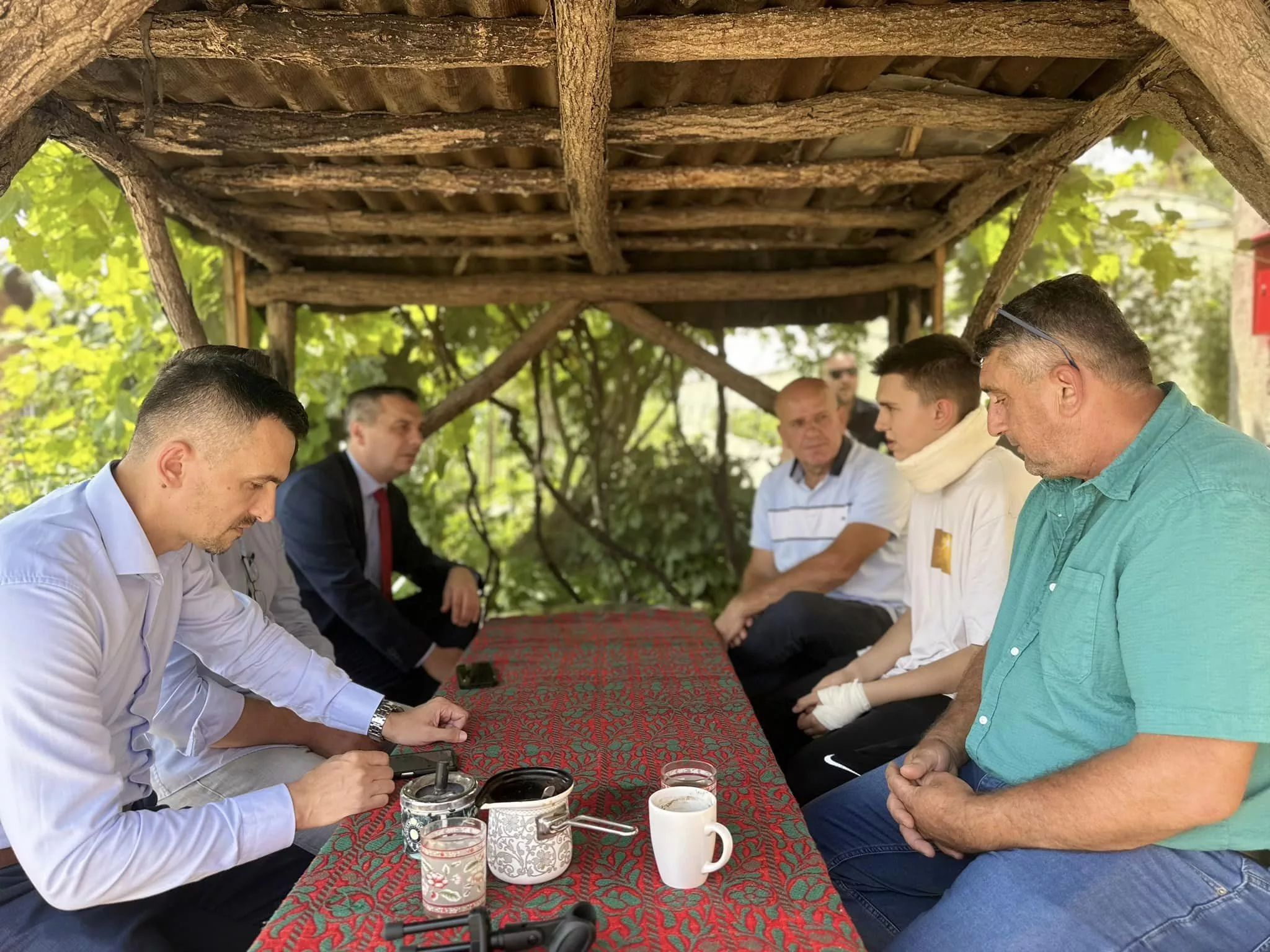 Ministri Nerin Dizdar i Fadil Alić posjetili Osmana Mehanovića napadnutog mladića iz Bratunca (FOTO)