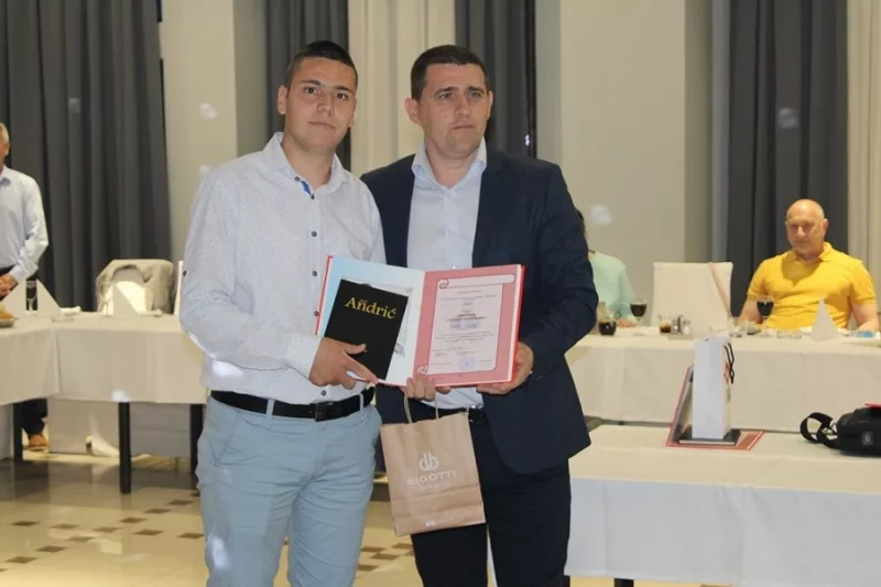 Kaže da je upisao trogodišnje zanimanje - električar, kako bi što više vremena proveo na praktičnoj nastavi. Ne samo da je uspeo u tome, nego je bio ubedljivo najbolji učenik u svojoj generaciji. Sledeći korak je nastavak školovanja među tehničarima elektroenergetike, pa fakultet. Razgovarali smo sa Filipom Božićem, učenikom generacije za trogodišnja zanimanja.Nije čest slučaj da najbolji učenik među učenicima trogodišnjih zanimanja ima sve petice. Koja je tvoja tajna?- Tajna svakog uspeha se ogleda u postavljanju cilja. Rad, trud, žrtvovanje i dobra organizacija su neizostavni delovi uspeha. Kada je reč o školi, predavanja čine glavni sastojak uspeha.Bio si odličan đak u osnovnoj školi. Mnoge koji te poznaju je iznenadila odluka da upišeš trogodišnje zanimanje. Koji je bio tvoj osnovni razlog?- Osnivni cilj je bio sticanje praktičnih znanja, kroz praktičnu nastavu u privredi.Da li si zadovoljan postignutim i naučenim u prethodne tri godine?- Predavanja profesorice Ružice i Biljane za mene imaju veliku vrednost. Znanja koja sam stekao na njihovim časovima, primenu nalaze u praksi i daljem školovanju.Koji su tvoji planovi za naredni period?- Posle uspešnog srednjoškolskog obrazovanja u vidu četvrte godine, obrazovanje nastavljam na Pravoslavnom Bogoslovskom fakultetu.Da li bi još nekoga istakao, ko je imao zasluge za tvoje velike uspehe?- Roditelji i profesori nose zasluge za navedeni uspeh. Profesori, čije ime je upisano u uspeh su Vesna Gojković, Renata Vasiljević, Ružica Mitrović i Biljana Vidaković. Naravno, najveća zasluga pripada mojoj razrednoj Suzani Damjanović, čije ime boravi u mojoj biografiji.Šta bi poručio sadašnjim i budućim srednjoškolcima? Šta je potrebno da se dođe do tvog nivoa?- Poruka svim učenicima jeste da stvore cilj. Znanje ako budu tražili mogu naći. Profesori su graditelji, a znanje građa koja gradi ličnost. Budite svoji, ne dozvolite da gubite sebe kroz negativan odnos prema životu u vidu bolesti zavisnosti. Društvo koje za ulaznicu ima cigarete, alkohol, kockanje, ogovaranje i druge negativne pojave je društvo koje nije dostojno jedne ličnosti. Ne dozvolite da budete slabi, da vas porazi opijanje, lenjost, ogovaranja, osuđivanja, gordost i zavidnost.Kad te neko pita, kako ti je u srednjoj školi, šta odgovoriš?- Srednja škola kao most, povezuje dve obale dete i svet odraslih. Naučio sam da može da se ne radi i da se radi, međutim naučio sam i posledice koje slede u nastavku. Srednja škola jeste raskrsnica gde biramo dušekorisni put ili bezdan.