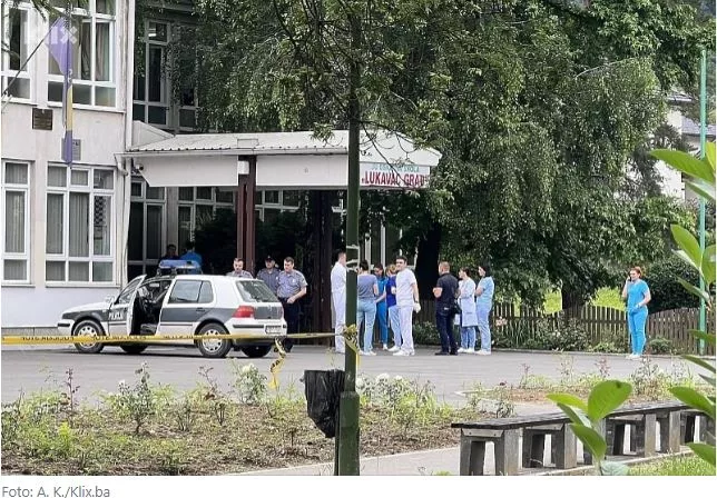 Nastavnik iz Lukavca kojeg je ranio učenik i dalje se oporavlja u bolnici, ljekari zadovoljni ishodom