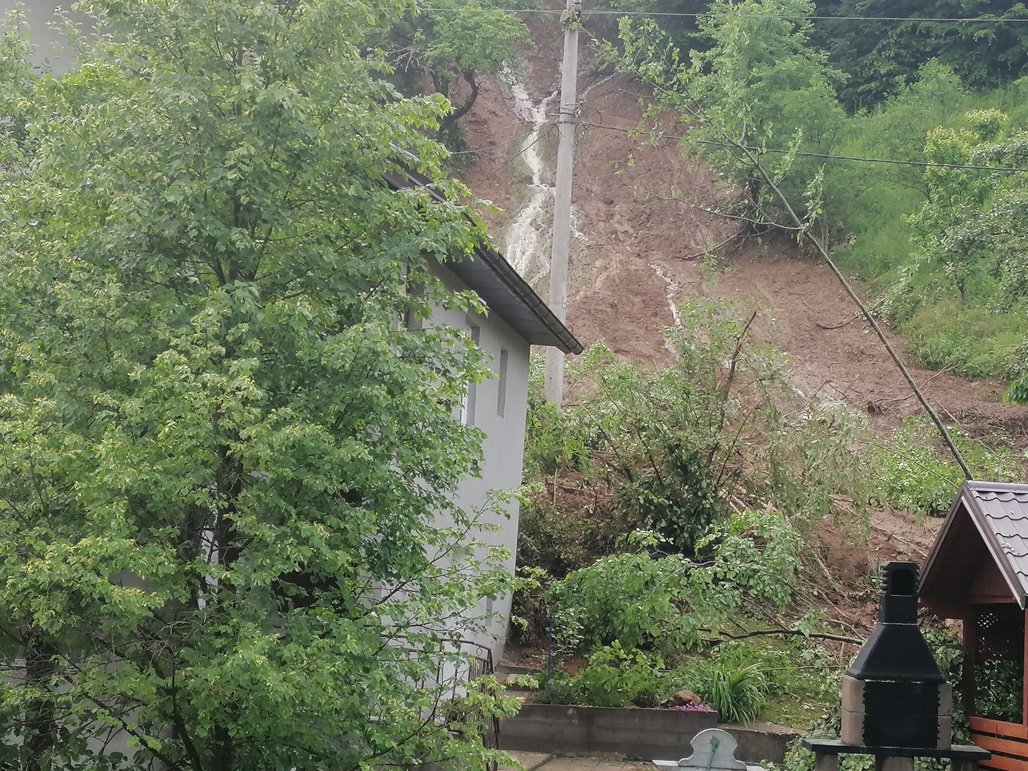 Olujno nevrijeme i velike količine kiše izazvale klizišta na području Srebrenice, ugroženo nekoliko kuća (FOTO)