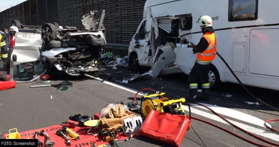 Pun kombi državljana BiH prevrnuo se u Austriji, devet lica teško povrijeđeno (VIDEO)