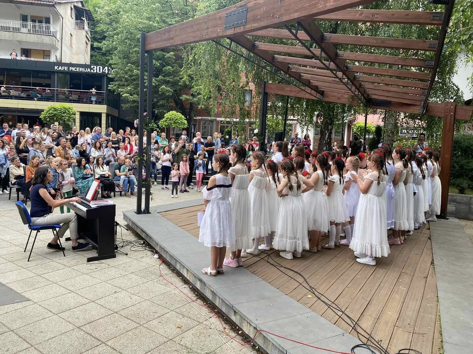 Godišnji konert Malog hora Muzičke škole sa gostima iz Bratunca-Dječiji hor Doma kulture “Ludmer” oduševio zvorničku publiku (FOTO)