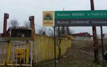 Nakon jučerašnjeg ubistva na Površinskom kopu Dubrave, osumnjičeni je predat u nadležnost Tužilaštva TK. “Dana, 26.6.2023.godine oko 11,05 sati PU/PS Živinice obratio se dežurni službenik na Površinskom kopu “Dubrave”, koji je prijavio da je istog dana oko 11,00 sati NN lice u krugu navedenog kopa na lokaciji “Vršani” pucalo iz vatrenog oružja u radnika firme koja vrši otkrivku i odvoz jalovine na PK Dubrave (vozača kamiona). Na lice mjesta izašli su službenici Službe hitne medicinske pomoći Doma zdravlja Živinice, kojom prilikom je dežurni ljekar kod M.R., rođen 1989.godine konstatovao smrt. Istog dana, oko 11,50 sati policijski službenici Uprave policije MUP TK-a su oduzeli slobodu licu N.M., rođen 1991.godine, te poduzeli sve potrebne mjere i radnje pod nadzorom kantonalnog tužioca. N.M. je danas uz Izvještaj predat Kantonalnom tužilaštvu Tuzlanskog kantona na nadležnost i dalje postupanje zbog postojanja osnova sumnje da je počinio krivično djelo “Ubistvo” iz člana 166. stav 1. Krivičnog zakona Federacije Bosne i Hercegovine” – saopćeno je iz Uprave policije MUP-a TK. Kako portal "Avaza" nezvanično saznaje, vozač kamiona koji je jučer ubijen na Površinskom kopu Dubrave kod Tuzle, od ranije je poznavao muškarca koji ga je usmrtio. Ranije razmirice eskalirale Naime, kako saznaje "Avaz", 34-godišnji vozač kamiona jedne prevozničke firme iz Lukavca, bio je od ranije u sukobu s uhapšenim 32- godišnjakom. Ranije razmirice eskalirale su jučer, kada je 32-godišnjak potegao pištolj i ubio vozača kamiona.