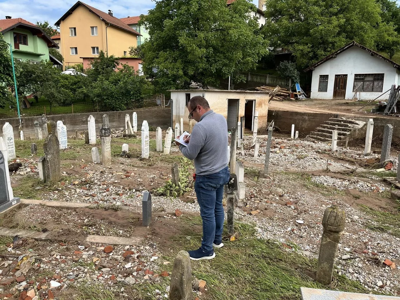 Kamenorezac iz Teočaka besplatno popravlja sve oštećene nišane na groblju u Sniježnici, pozvao porodice da mu daju saglasnost