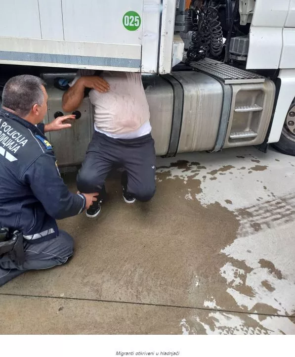 Državljanin Srbije u hladnjači pokušao prokrijumčariti državljane Turske (FOTO)