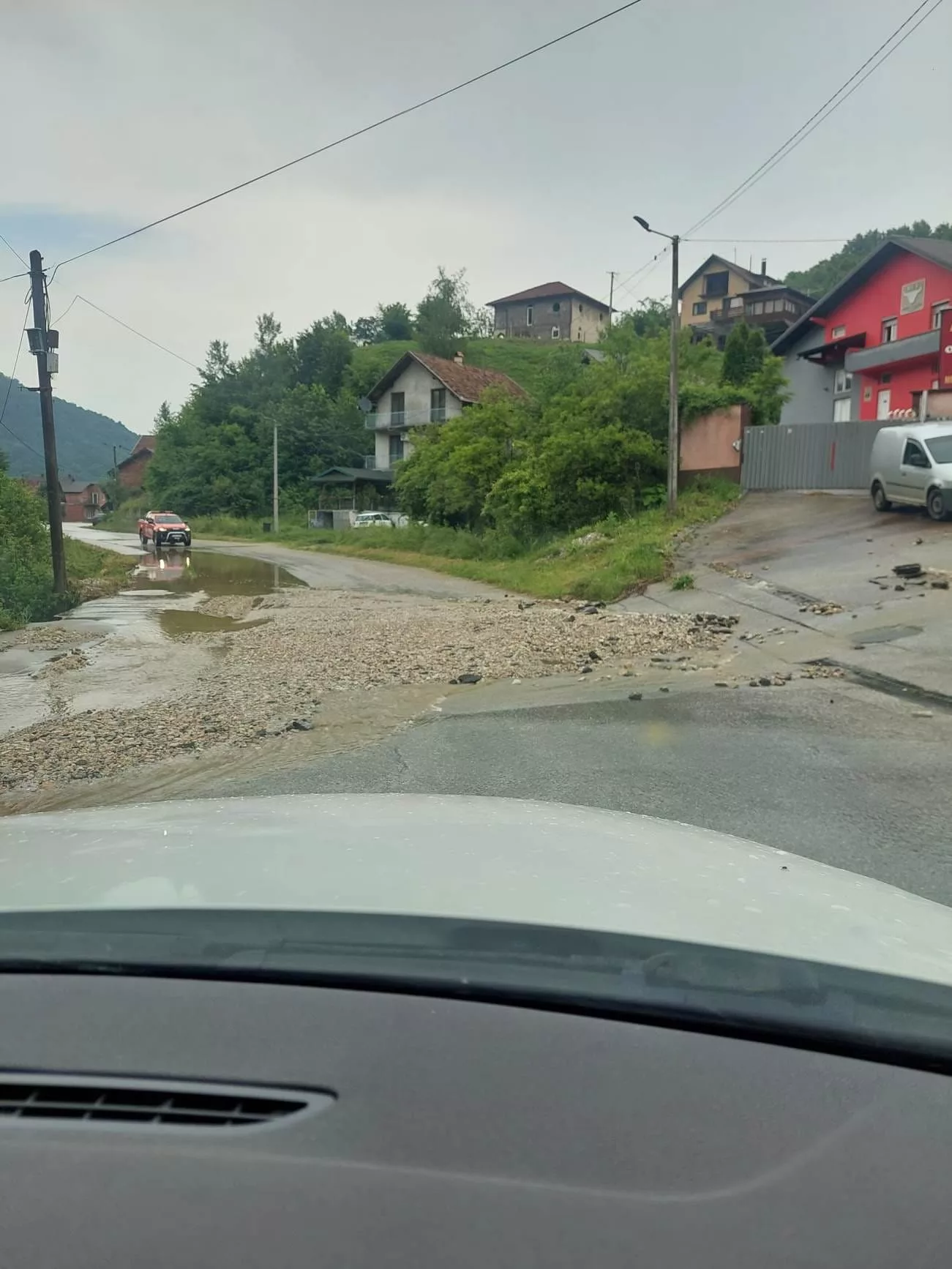 Olujno nevrijeme i velike količine kiše izazvale klizišta na području Srebrenice, ugroženo nekoliko kuća (FOTO)