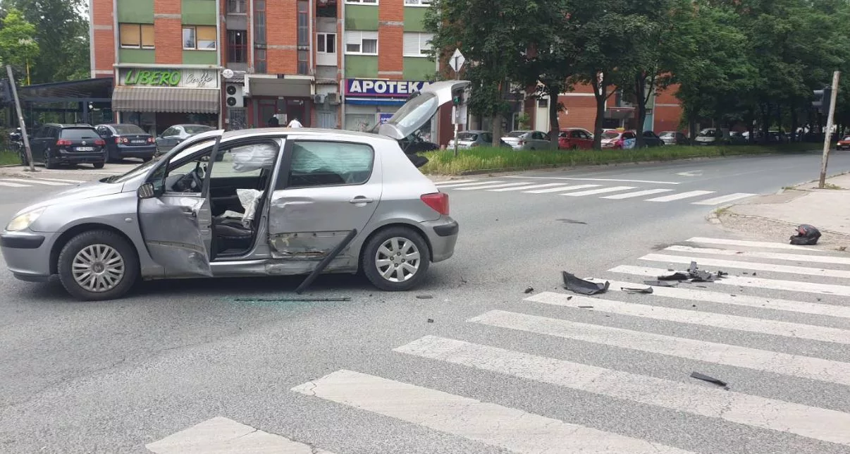 Motociklista povrijeđen u saobraćajnoj nesreći u Tuzli (FOTO)
