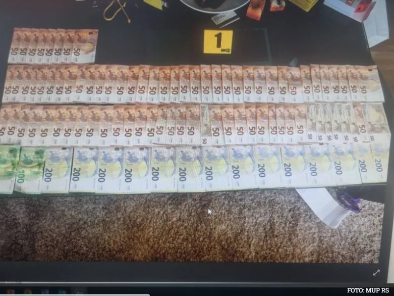 Prevarantkinja iz BiH podigla više od milion eura u Crnoj Gori, policija u velikoj akciji pronašla oružje, drogu i 50 hiljada eura (FOTO)