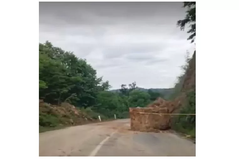 Ogroman odron na putu Sapna-Teočak djelimično uklonjen za sat vremena, obustave saobraćaja danas u Pilici (VIDEO)