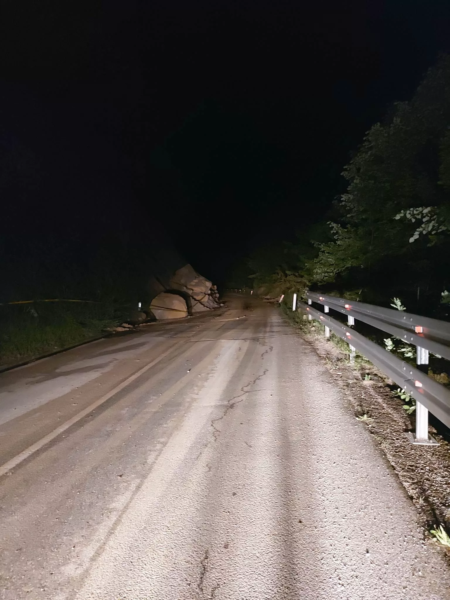 Ogroman odron na putu Sapna-Teočak djelimično uklonjen za sat vremena, obustave saobraćaja danas u Pilici