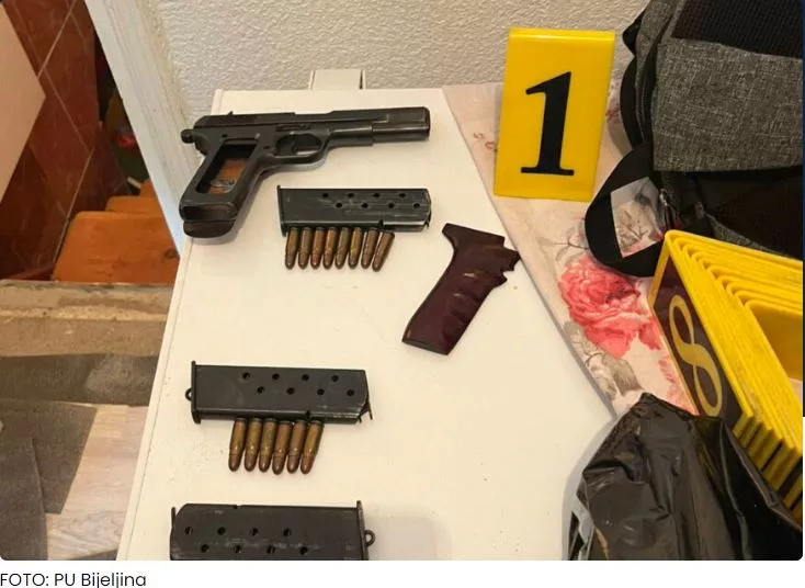 Velika policijska akcija u Bijeljini, zaplijenjeno vatreno oružje i velika količina duhana (FOTO)