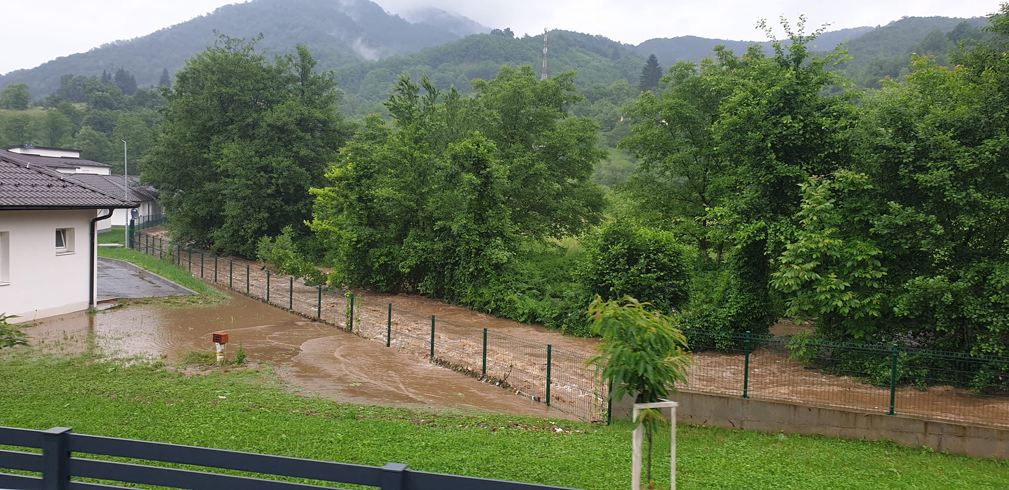 Jutros je na sjeverozapadu Bosne pretežno sunčano vrijeme, a u ostatku zemlje oblačno sa kišom u većini područja. Temperature zraka u 08 sati (°C): Bjelašnica 3; Ivan Sedlo, Sokolac 10; Sarajevo12; Bugojno, Drvar, Srebrenica 13; Bihać, Livno, Prijedor, Sanski Most, Tuzla, Zenica 14; Doboj, Gradačac, Široki Brijeg, Zvornik 15; Banja Luka, Bijeljina 16; Mostar, Neum, Stolac 17; Trebinje 18; Atmosferki pritisak u Sarajevu iznosi 939 hPa, za 3 hPa je niži od normalnog i lagano raste. Danas u Krajini pretežno sunčano vrijeme, a u ostatku zemlje oblačno uz djelimično smanjenje naoblake tokom dana. Prije podne kiša u Hercegovini, centralnim, istočnim i sjevernim područjima Bosne, a poslije podne i dio večeri na istoku i jugoistoku Bosne, Vjetar slab do umjeren sjeverni i sjeveroistočni. Dnevna temperatura od 13 do 19, na sjeveru, sjeverozapadu Bosne i u Hercegovini do 25°C.