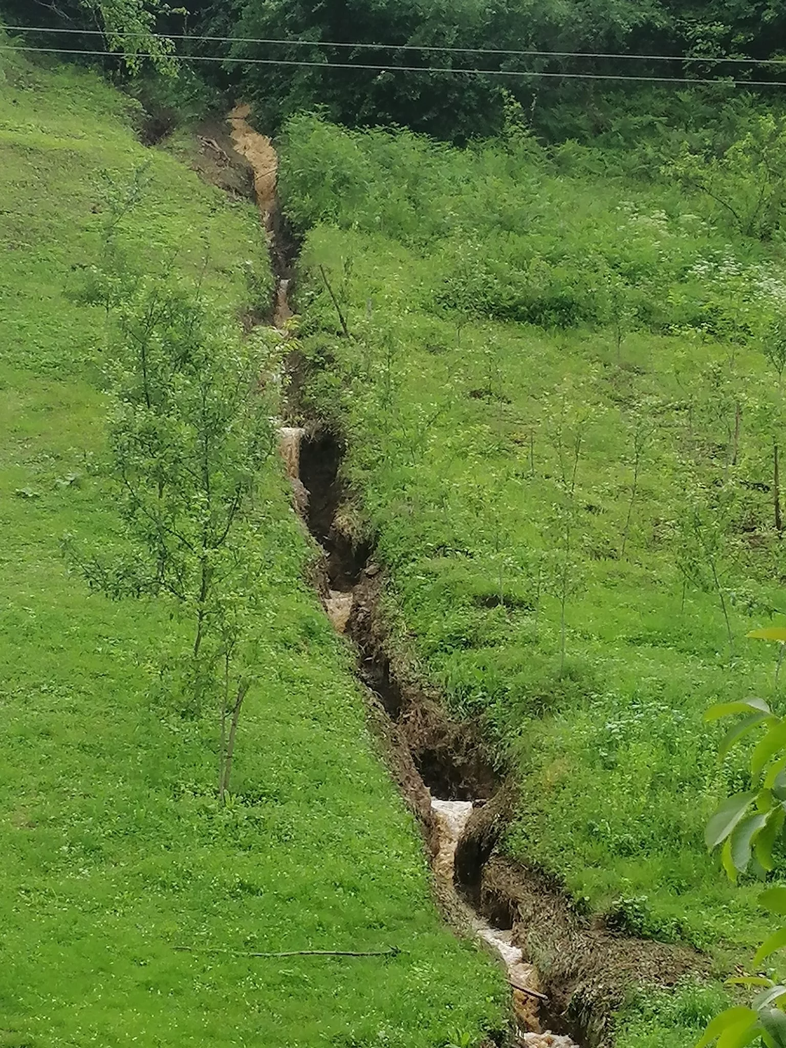 Olujno nevrijeme i velike količine kiše izazvale klizišta na području Srebrenice, ugroženo nekoliko kuća (FOTO)