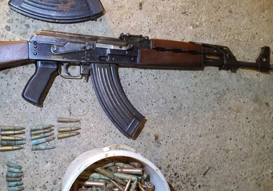 Velika policijska akcija u Bijeljini, zaplijenjeno vatreno oružje i velika količina duhana (FOTO)