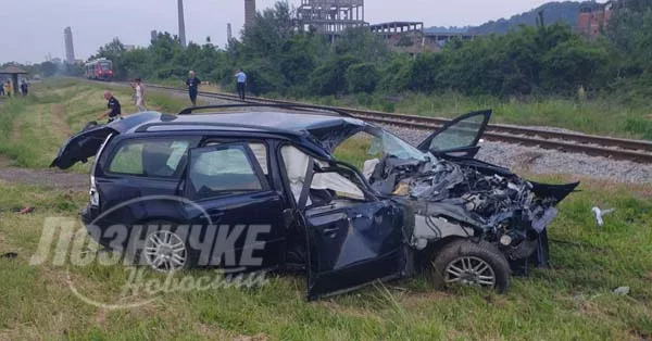 Jedno lice smrtno stradalo na pružnom prelazu kod Loznice nakon što je voz udario putničko vozilo (FOTO)