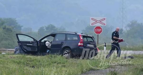 Jedno lice smrtno stradalo na pružnom prelazu kod Loznice nakon što je voz udario putničko vozilo (FOTO)