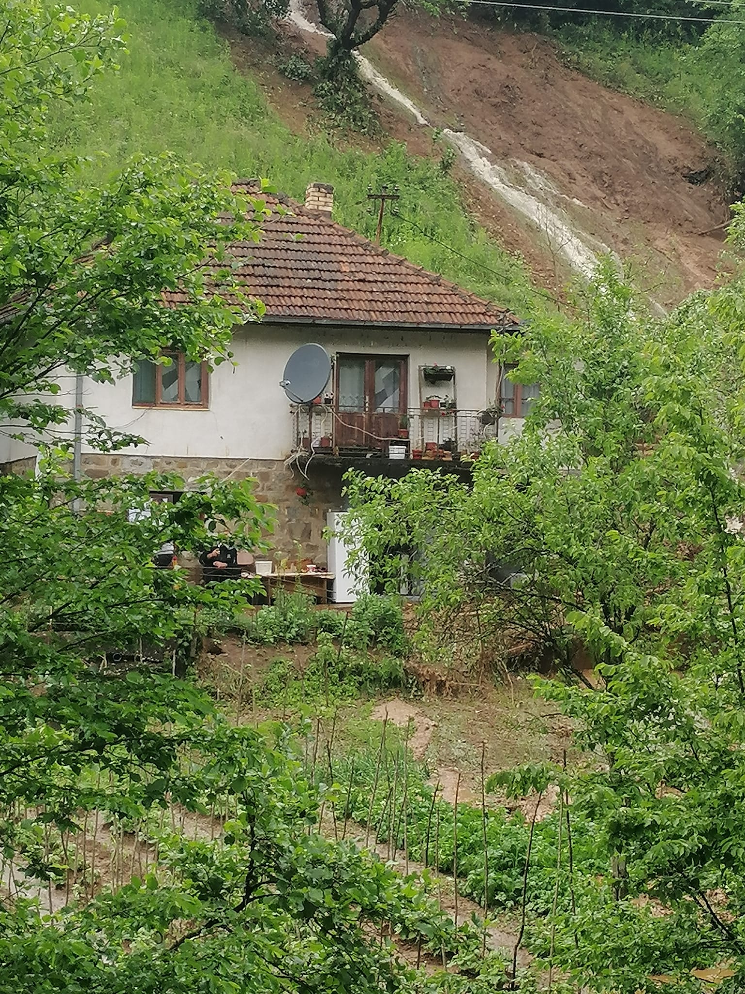 Olujno nevrijeme i velike količine kiše izazvale klizišta na području Srebrenice, ugroženo nekoliko kuća (FOTO)