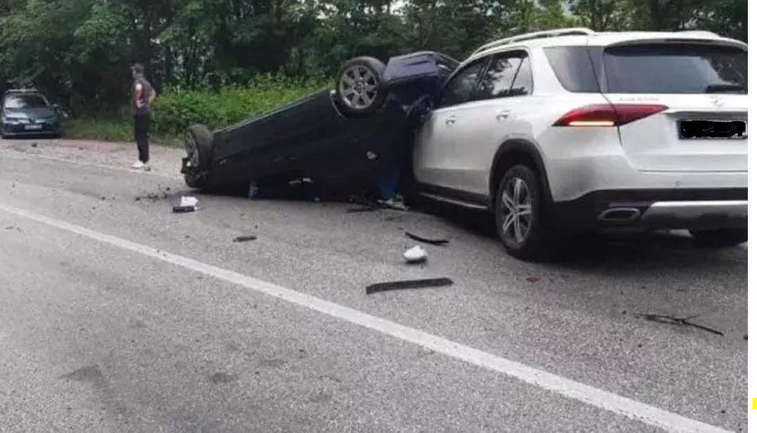 Jedno lice smrtno stradalo u saobraćajnoj nesreći na magistralnom putu Tuzla-Sarajevo u blizini Živinica (FOTO)