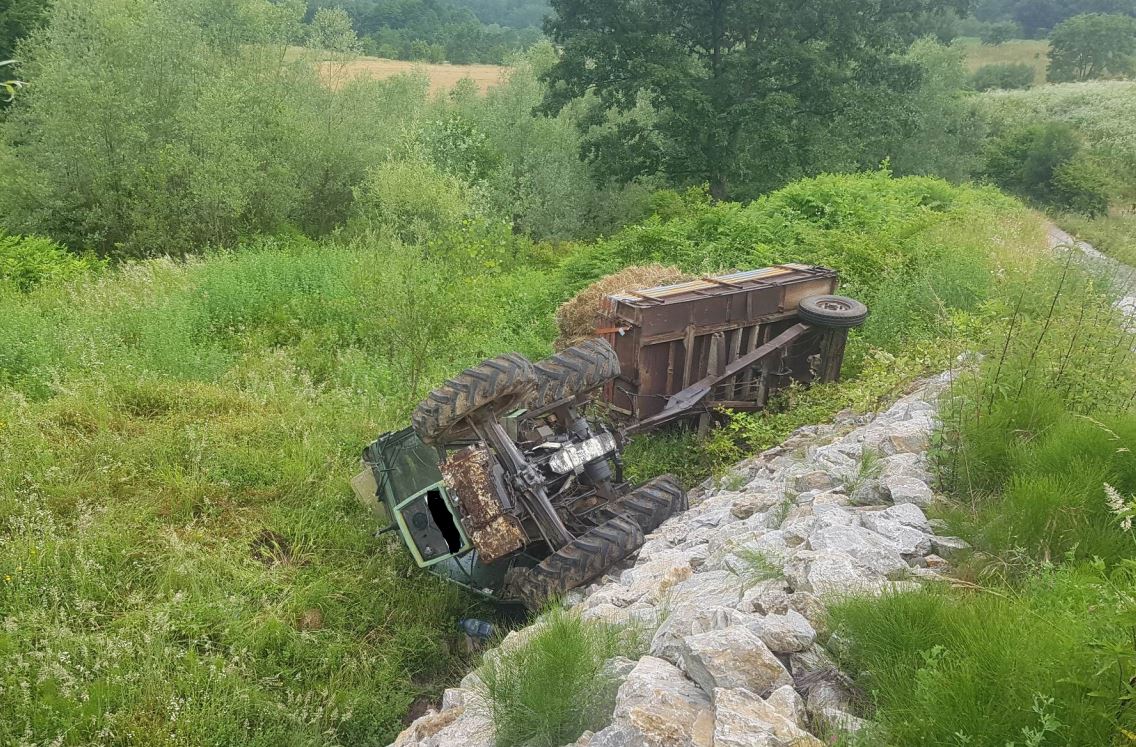 Traktor pun sijena prevrenuo se u Križevićima kod Zvornika (FOTO)