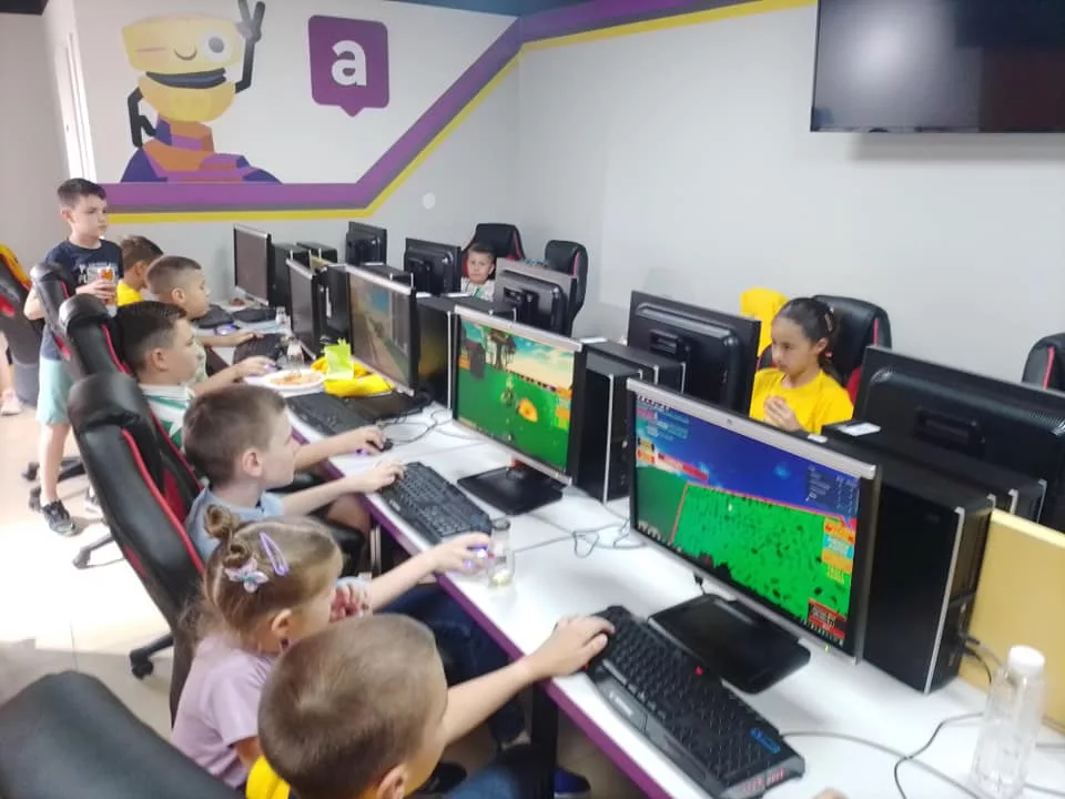 Algorithmics škola uspjela obučiti još 23 mališana osnovama grafičkog dizajna i digitalnog programiranja (FOTO)