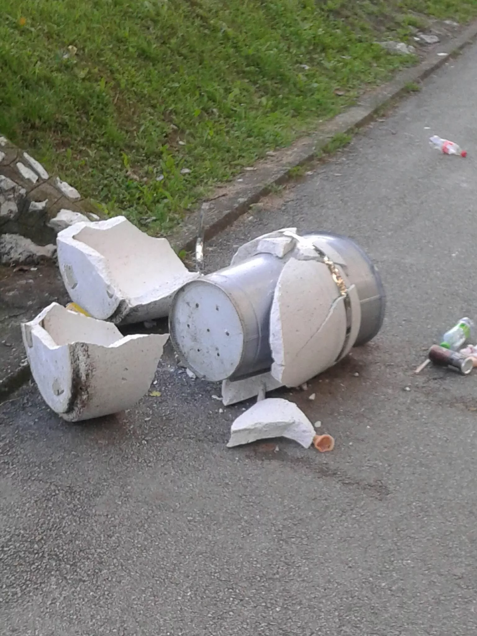 Vandali uništili kante za smeće na zvorničkom šetalištu pored Drine (FOTO)
