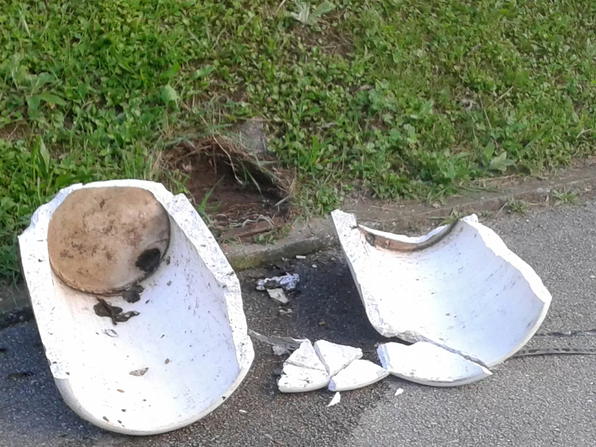Vandali uništili kante za smeće na zvorničkom šetalištu pored Drine (FOTO)