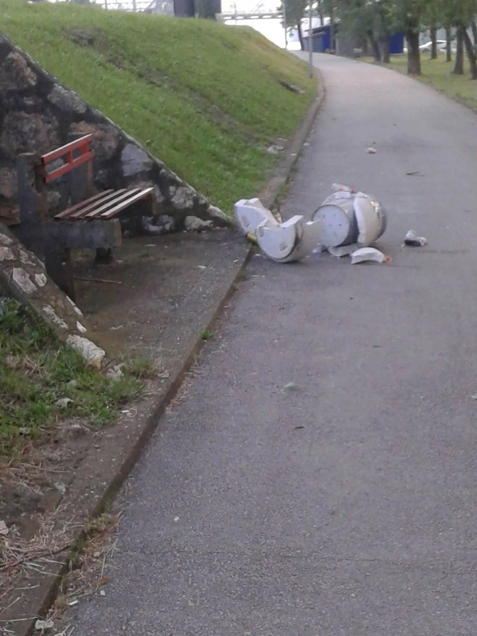 Vandali uništili kante za smeće na zvorničkom šetalištu pored Drine (FOTO)