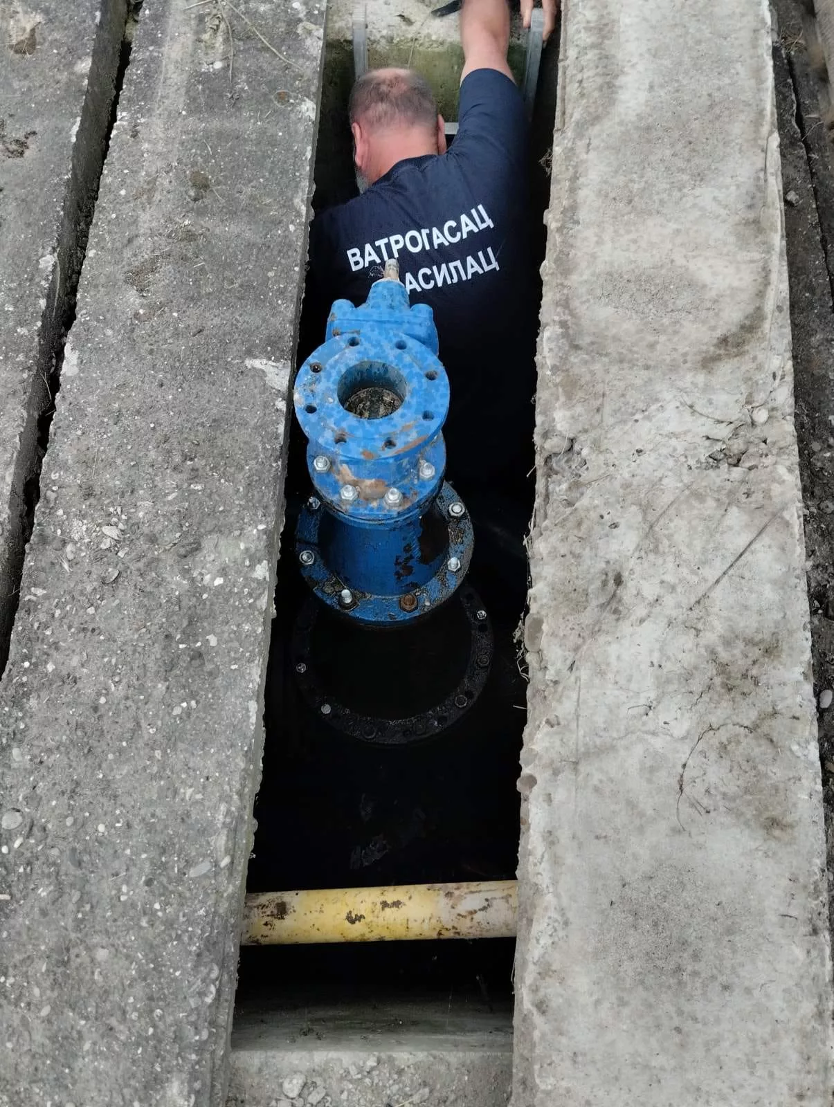 Bratunački vatrogasci spašavali psa zaglavljenog u okno (FOTO)