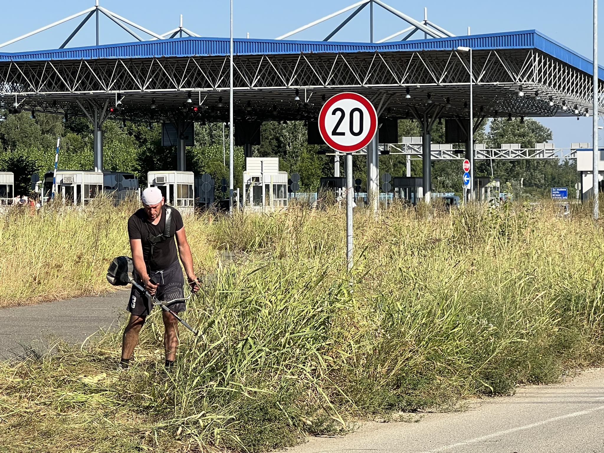 Otac i kćerka iz Janje uredili prostor oko graničnog prelaza Rača (FOTO+VIDEO)